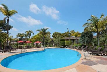 هتل Ramada By Wyndham Santa Barbara