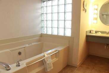 هتل Red Arrow Inn & Suites, A Travelodge By Wyndham