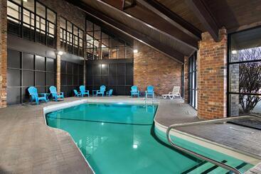 酒店 Clarion Pointe Bloomington Normal Near I 55 And University