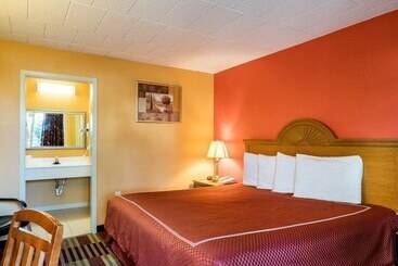 هتل Rodeway Inn University