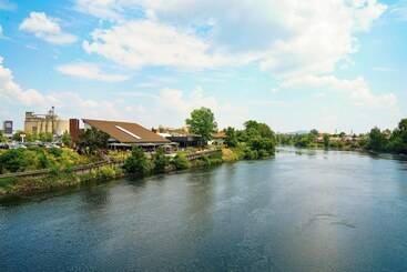 هتل Ruby River