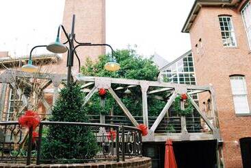 هتل The Historic Brookstown Inn, Trademark Collection By Wyndham