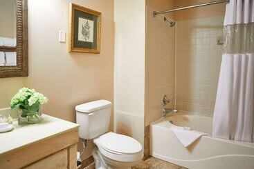 هتل The Historic Brookstown Inn, Trademark Collection By Wyndham