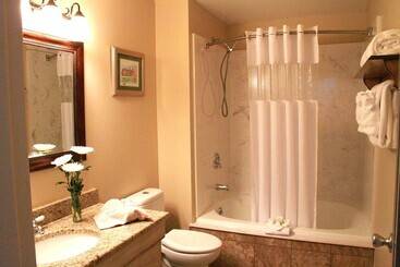 هتل The Historic Brookstown Inn, Trademark Collection By Wyndham