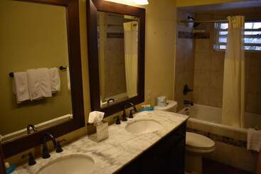 هتل The Inn At Tomichi Village