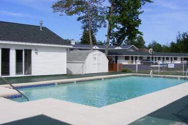 هتل Thunderbird Inn Of Mackinaw City