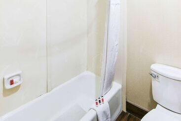 هتل Travelodge By Wyndham Commerce Los Angeles Area
