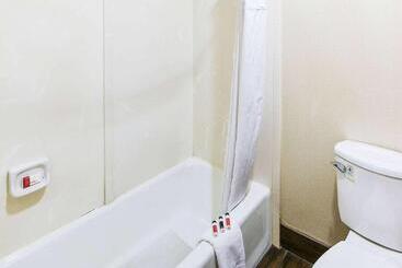 هتل Travelodge By Wyndham Commerce Los Angeles Area