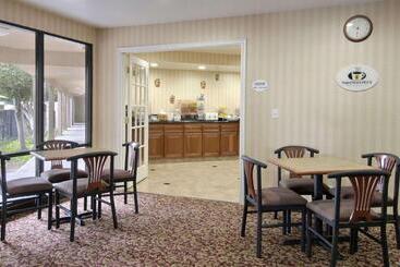 هتل Travelodge By Wyndham Commerce Los Angeles Area