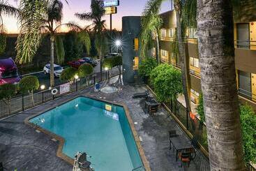 هتل Travelodge By Wyndham Commerce Los Angeles Area