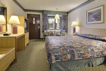 هتل Travelodge By Wyndham Commerce Los Angeles Area
