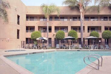 هتل Travelodge By Wyndham Commerce Los Angeles Area