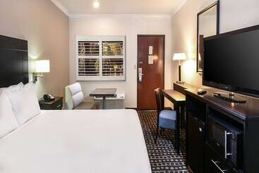 هتل Travelodge By Wyndham Commerce Los Angeles Area
