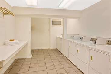 هتل Travelodge By Wyndham Rapid City