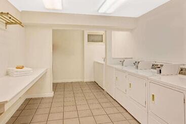 هتل Travelodge By Wyndham Rapid City