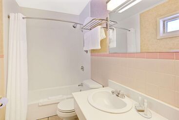 هتل Travelodge By Wyndham Rapid City