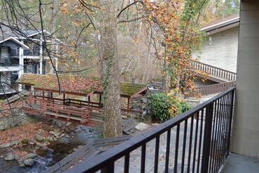 Resort Brookside Lodge