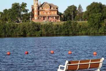 هتل Barkers Island Inn Resort & Conference Center