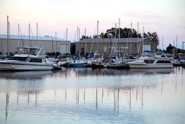 هتل Barkers Island Inn Resort & Conference Center