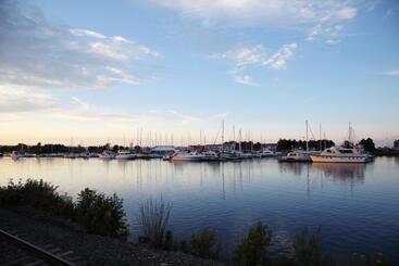 هتل Barkers Island Inn Resort & Conference Center