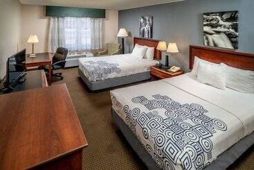 هتل Best Western Huntington Mall Inn