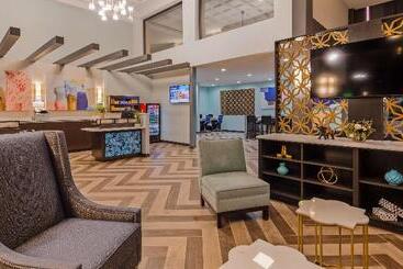 هتل Best Western Plus Landmark Inn