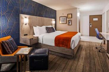 هتل Best Western Plus Landmark Inn