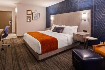 هتل Best Western Plus Landmark Inn
