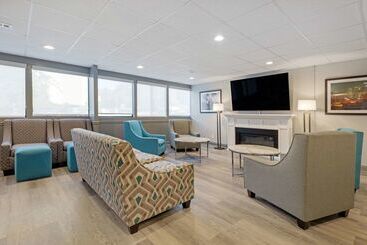 Clarion Hotel & Suites Bwi Airport North