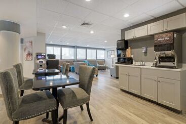 Clarion Hotel & Suites Bwi Airport North