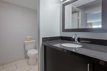 Clarion Hotel & Suites Bwi Airport North