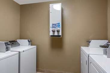هتل Comfort Inn & Suites