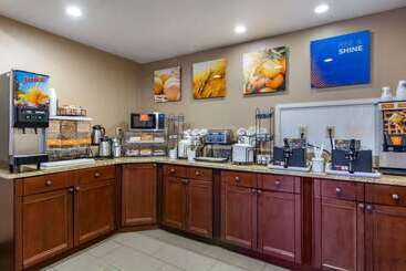 هتل Comfort Inn & Suites