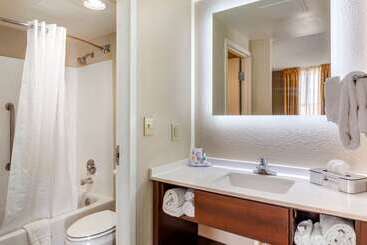 هتل Comfort Inn & Suites