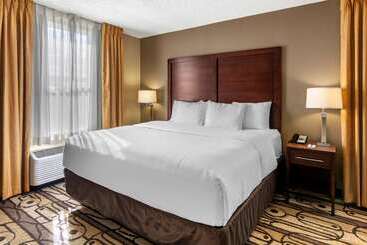 هتل Comfort Inn & Suites