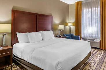 هتل Comfort Inn & Suites
