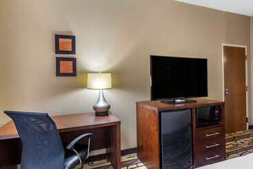 هتل Comfort Inn & Suites