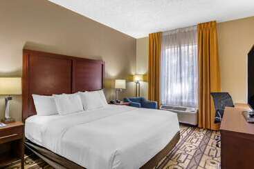 هتل Comfort Inn & Suites