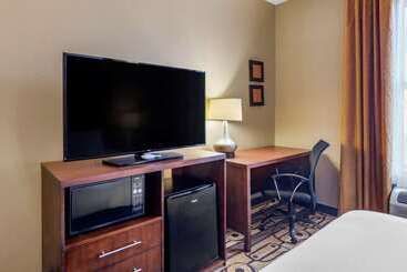 هتل Comfort Inn & Suites