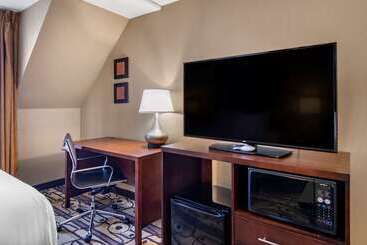 هتل Comfort Inn & Suites