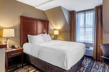 هتل Comfort Inn & Suites