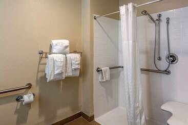 هتل Comfort Inn & Suites
