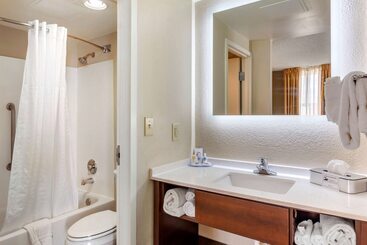 هتل Comfort Inn & Suites