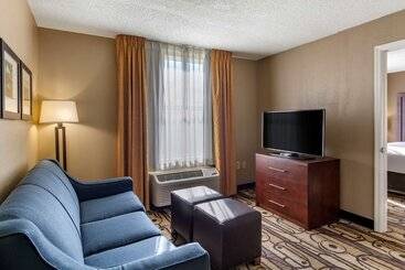 هتل Comfort Inn & Suites