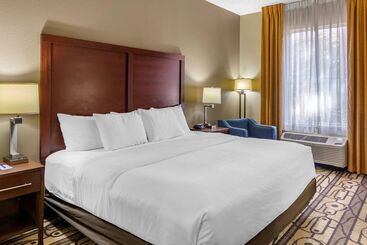 هتل Comfort Inn & Suites