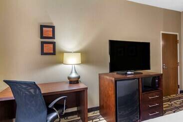 هتل Comfort Inn & Suites