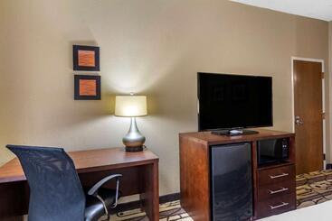 هتل Comfort Inn & Suites