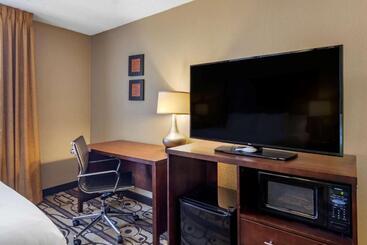 هتل Comfort Inn & Suites