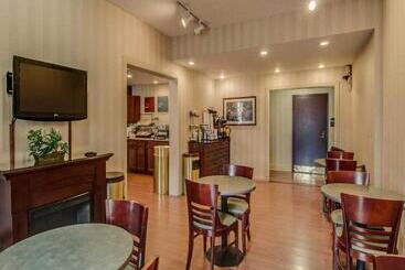 هتل Comfort Inn & Suites