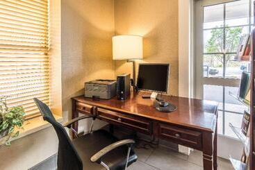 هتل Comfort Inn & Suites